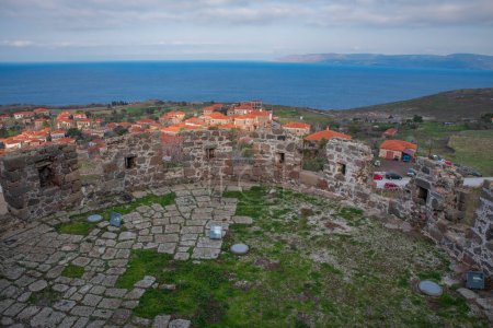 Téléchargez les photos : Différentes vues depuis le château au sommet de la ville molyvos de l'île de Lesbos - en image libre de droit