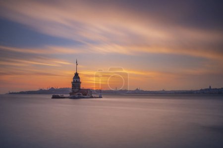 Téléchargez les photos : Tour de la Vierge, construite sur une île du Bosphore, l'un des symboles architecturaux d'Istanbul et de la Turquie, et ses photographies prises au coucher du soleil dans différentes lumières et couleurs - en image libre de droit