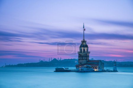Foto de Torre de la Doncella, construida en una isla en el Bósforo, uno de los símbolos arquitectónicos de Estambul y Turquía, y sus fotografías tomadas al atardecer en diferentes luces y colores - Imagen libre de derechos