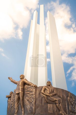 Téléchargez les photos : Mustafa Kemal Ataturk monument sur le front de mer à Karsiyaka - en image libre de droit