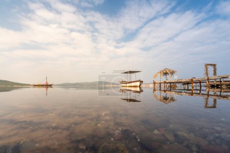Téléchargez les photos : Différentes formes rocheuses et bateaux avec lumière du coucher du soleil - en image libre de droit