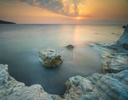 Téléchargez les photos : Différentes formes rocheuses et bateaux avec lumière du coucher du soleil - en image libre de droit