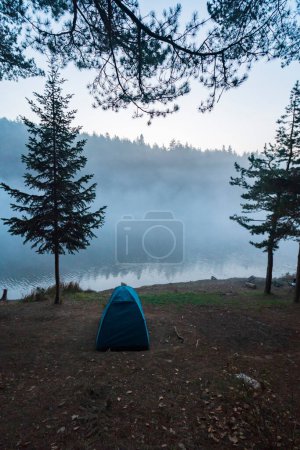 Téléchargez les photos : Diverses photos prises à Bursa Bozcaarmut étang et terrain de camping et ses environs pendant les couchers de soleil brumeux et levers de soleil - en image libre de droit