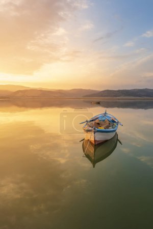 Téléchargez les photos : Beau paysage avec un bateau au coucher du soleil - en image libre de droit