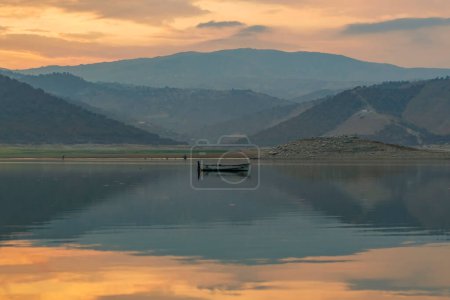 Téléchargez les photos : Beau paysage avec un bateau au coucher du soleil - en image libre de droit