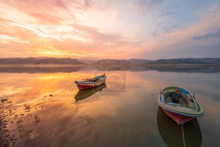 Foto de Hermoso paisaje con un barco al atardecer - Imagen libre de derechos