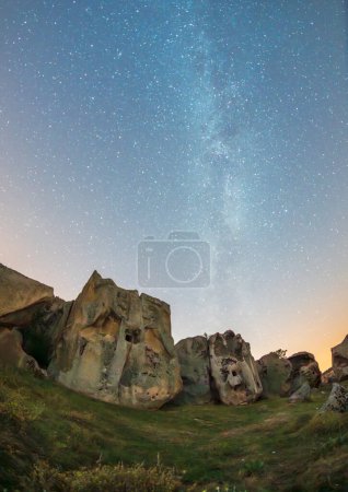 Foto de Fotografías del valle frigio y formas rocosas en la provincia de Afyon por la noche bajo la Vía Láctea y las estrellas - Imagen libre de derechos