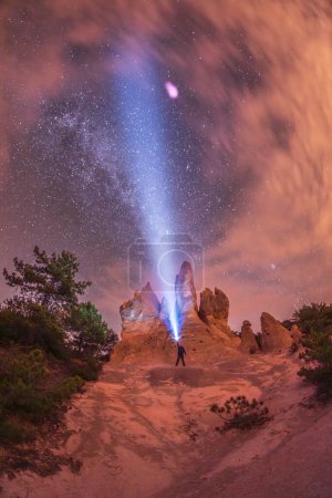 Foto de Fotografías del valle frigio y formas rocosas en la provincia de Afyon por la noche bajo la Vía Láctea y las estrellas - Imagen libre de derechos