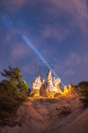 Fotografías del valle frigio y formas rocosas en la provincia de Afyon por la noche bajo la Vía Láctea y las estrellas