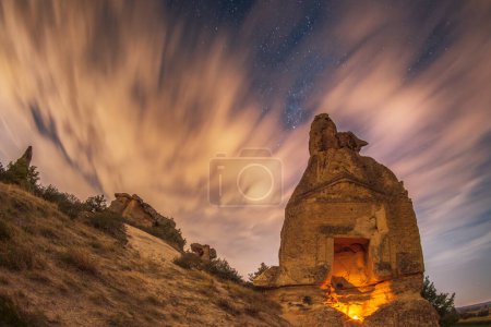 Photographies de la vallée phrygienne et des formes rocheuses dans la province d'Afyon la nuit sous la Voie lactée et les étoiles