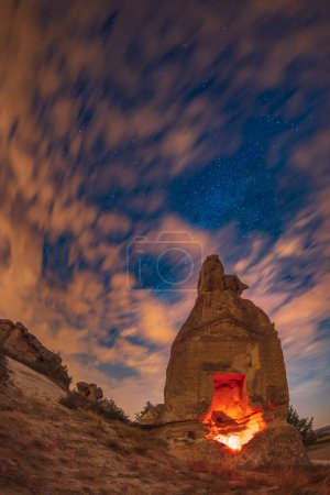 Fotografías del valle frigio y formas rocosas en la provincia de Afyon por la noche bajo la Vía Láctea y las estrellas