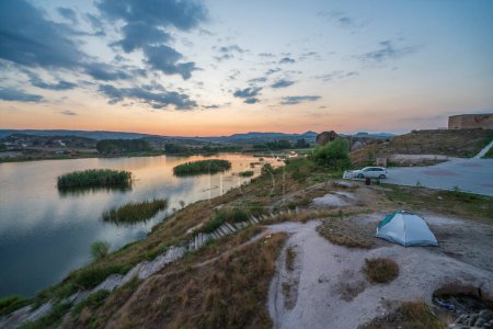 Foto de Salida del sol en el lago Emre, situado en la provincia de Afyon - Imagen libre de derechos