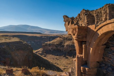 Foto de Fotografías tomadas desde varios ángulos de las ruinas de Ani en la provincia de Kars en la frontera con Armenia. - Imagen libre de derechos