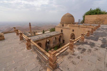 Foto de La Madrasa de Zinciriye en el antiguo asentamiento de Mardin con sus fotografías tomadas desde varios ángulos - Imagen libre de derechos