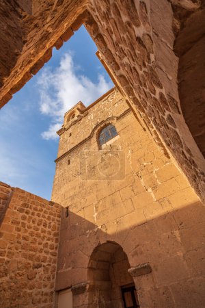 Téléchargez les photos : Monastère Deyrulzafaran de la province de Mardin avec ses photographies prises sous différents angles. - en image libre de droit