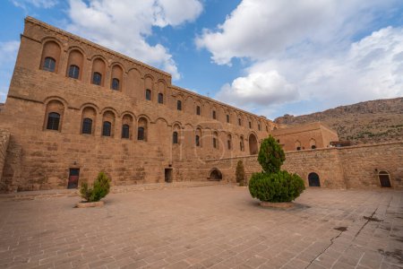 Téléchargez les photos : Monastère Deyrulzafaran de la province de Mardin avec ses photographies prises sous différents angles. - en image libre de droit