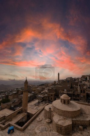 Foto de Mardin región ciudad vieja parte arquitectura y cielo colorido - Imagen libre de derechos