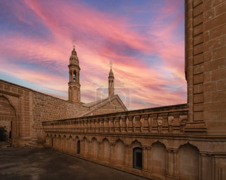 mardin region midyat bezirk lila gabriel kloster architektur und bunten himmel