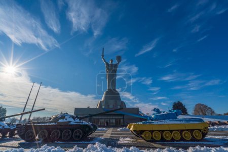 Foto de Fotos de antes de la guerra del Monumento a la Patria Ucraniana, uno de los monumentos de Kiev, la capital de Ucrania - Imagen libre de derechos