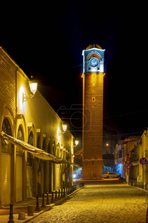 Foto de Disparando con la gran torre del reloj y luces nocturnas dentro de las fronteras provinciales de adana - Imagen libre de derechos
