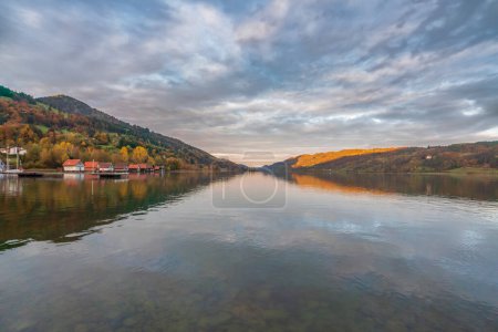 Foto de Marcos del amanecer en las casas del lago en el lago alpsee en la región de bavaria de Alemania - Imagen libre de derechos