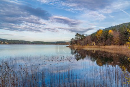 Téléchargez les photos : Bolu abant environnement du lac et les couleurs du coucher du soleil - en image libre de droit