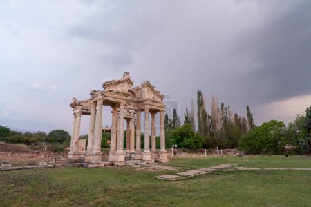 Foto de Ruinas de la antigua ciudad de Afrodisias en la luz del atardecer y coloridas nubes de lluvia en el fondo - Imagen libre de derechos