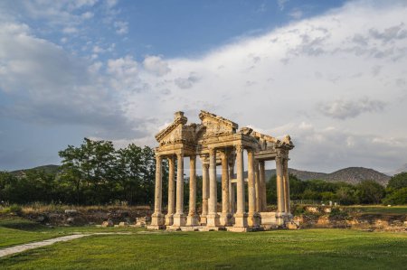 Téléchargez les photos : Standing gate of the ancient city of Afrodisias with colorful sky and rain clouds in the background - en image libre de droit