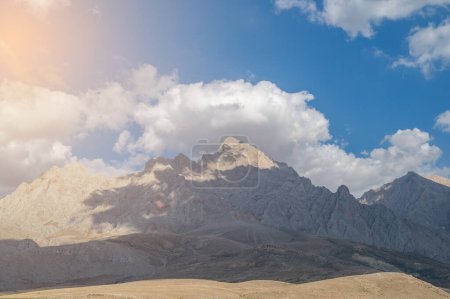 Rote Berge die Ausdehnung des Taurusgebirges die Harmonie der untergehenden Wolken und die steilen Felsen seiner Umgebung mit dem Himmel