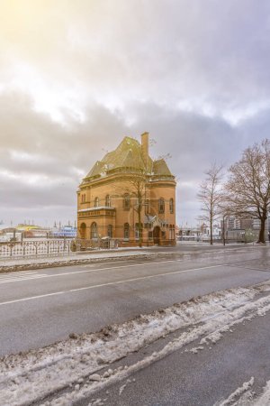 Deutschlands zweitgrößte Stadt Hamburg Straßen Kanäle und symbolische Gebäude Schnee und bunten bewölkten Himmel und Tageslicht im Winter