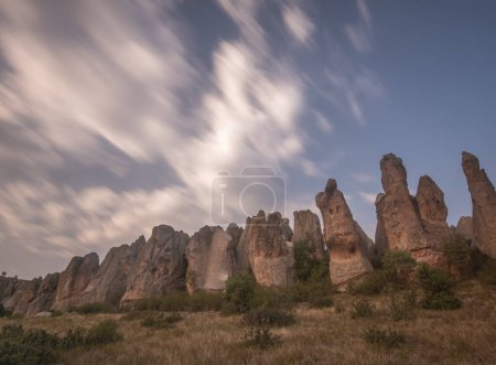 Fotografías nocturnas y diurnas de asentamientos singulares tallados en roca castillos iglesias del valle frigio y el imperio frigio en Anatolia Central.