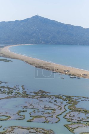 Foto de Mugla dalaman lago dalyanlar y iztuzu playa apertura al mar al final disparos desde arriba - Imagen libre de derechos