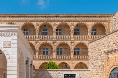 Téléchargez les photos : Mardin Midyat district Monastère Mor Gabriel photographies uniques de détails architecturaux prises avec le ciel bleu - en image libre de droit
