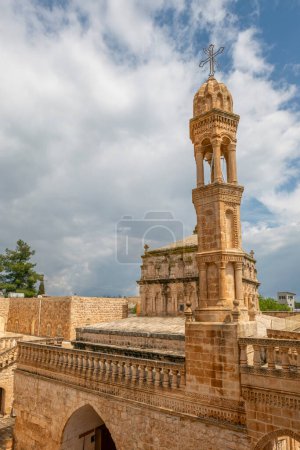 Detalles arquitectónicos únicos y cielo azul del monasterio de la Virgen María situado en el pueblo de Anitli del distrito de Midyat de Mardin