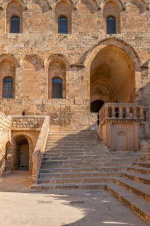 Monasterio de Mardin Deyrulzafaran fotografías de edificios de piedra tomadas desde varios ángulos