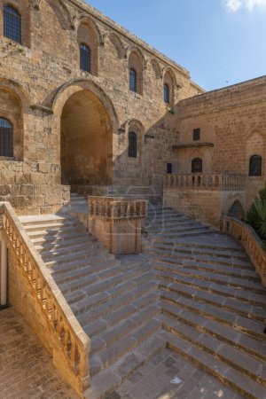 Monasterio de Mardin Deyrulzafaran fotografías de edificios de piedra tomadas desde varios ángulos