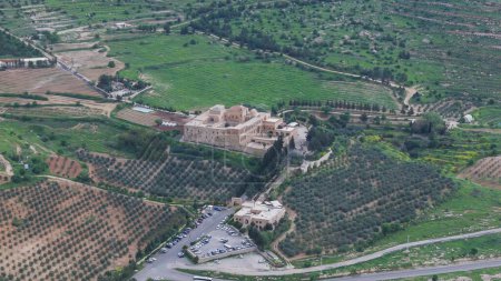 Monasterio de Mardin Deyrulzafaran edificio de piedra tomado desde varios ángulos drone fotografías aéreas