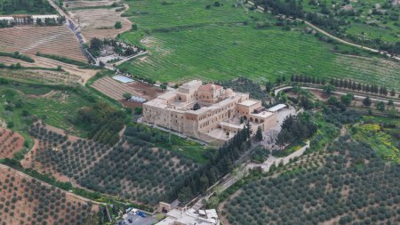 Téléchargez les photos : Monastère Mardin Deyrulzafaran bâtiment en pierre prise de divers angles drone photographies aériennes - en image libre de droit