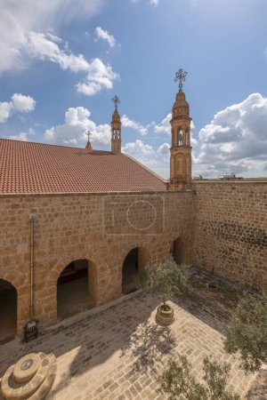 Téléchargez les photos : Mardin Midyat district Monastère Mor Gabriel photographies uniques de détails architecturaux prises avec le ciel bleu - en image libre de droit