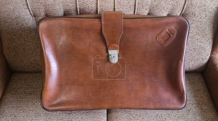 Téléchargez les photos : Une vieille valise en cuir marron - en image libre de droit