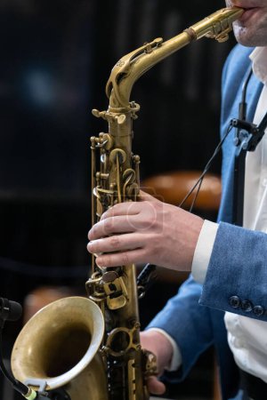 Téléchargez les photos : Musicien de jazz jouant du saxophone. Photo de haute qualité - en image libre de droit