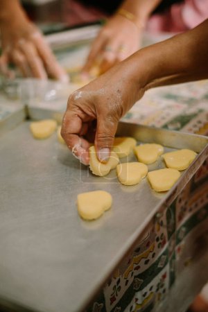 The cake dough has been molded into a love shape. This cake is a type of "putri salju" cake originating from Indonesia. Almost every Eid al-Fitr this cake is always available.