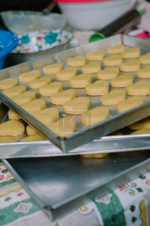 Téléchargez les photos : Trois moules à gâteau "putri salju" prêts à être mis au four. - en image libre de droit