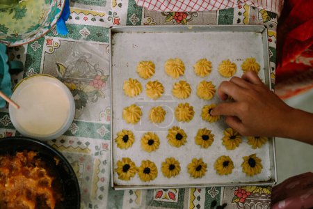 Un pastel de jeringa en forma de flor y lleno de mermelada o pasas en el medio. La torta Semprit es una torta Eid.