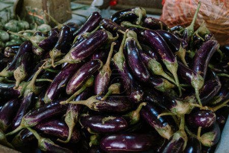 Foto de Las berenjenas púrpuras que se venden en los mercados tradicionales están listas para ser vendidas a compradores potenciales. - Imagen libre de derechos