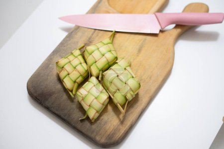 Le ketupat de l'Aïd. Nourriture asiatique typique qui est souvent servie à la maison pendant l'Aïd.