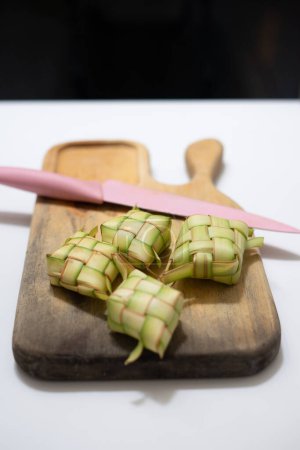 Le ketupat de l'Aïd. Nourriture asiatique typique qui est souvent servie à la maison pendant l'Aïd.