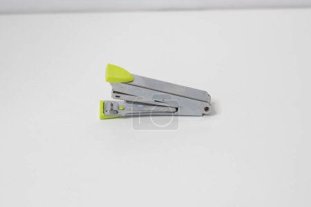 Foto de Grapadora de color plata con mango verde de acero inoxidable - Imagen libre de derechos