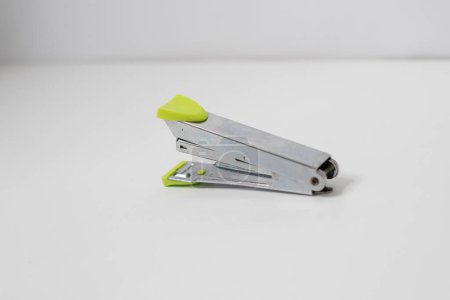 Foto de Grapadora de color plata con mango verde de acero inoxidable - Imagen libre de derechos