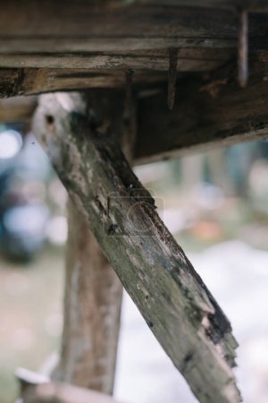 una viga de soporte de madera envejecida, mostrando su condición envejecida pero resistente, que incorpora resistencia y durabilidad en la construcción.
